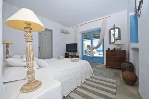 Villa-waterfront, infinity pool-splendid views-luxurious amenities - Image 3