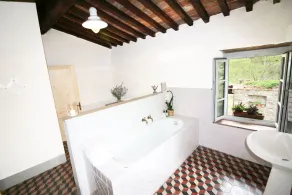 Klassiskt toskansk bondgård med stor pool i bergen nära Lucca, 14 sovplatser - Image 3