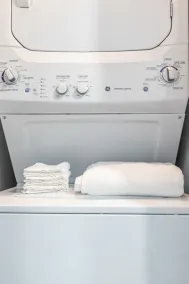 Lovely Newly Renovated! Townhouse 3 bedroom 3 bathroom/ Nice Patio - Image 3