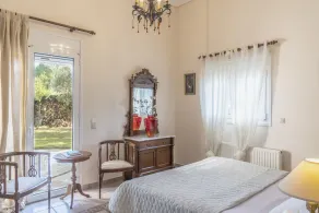 7 bedroom accommodation in Chalkida - Image 5