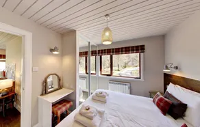 Beautiful 4 star, 2 bedroom chalet with stunning loch and mountain views - Image 3