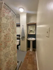 Entire Guest House - Image 2