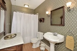 1905 Victorian Farmhouse close to Lake Geneva. - Image 4