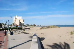Townhouse com churrasqueira, lareira, lenha livre na praia de 1 ª linha e estacionamento - Image 3