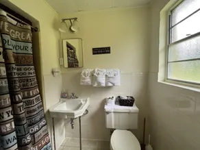 JI3 - Queen Guest Room located at the Joplin Inn - Image 3