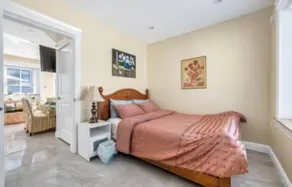Three bedrooms new laneway house near public transit - Image 3
