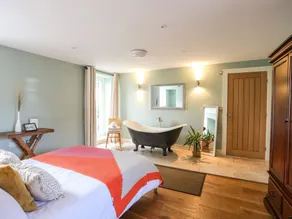 CLYNNOG HOUSE, pet friendly, with a garden in Newborough - Image 4