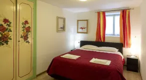 Apartamento em chalé de pedra, rodeado por vegetação, a poucos passos do lago - Image 4