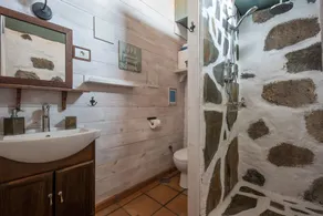 Holiday Home \"La Casita\" with Sea & Mountain Views, Shared Garden, and Wi-Fi - Image 3