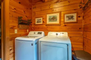 Fantastisk utsikt över soluppgången på bergen vid Dancing Bears Cabin - Image 2