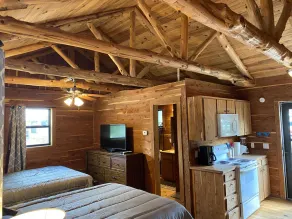 Charming Cabin on the San Marcos River with large back screened-in deck! - L2 - Image 4