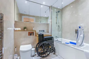 Bright & Airy 2 bedroom Apt minutes away from River Thames in London by MySquare - Image 4