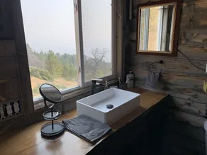 Rustic cabin high in the mountains close to Yellowstone, Tetons and Jackson Hole - Image 3