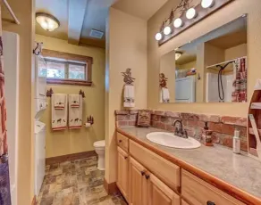 Pristine 4 seasons cabin with 9 beds & hot tub - Image 4
