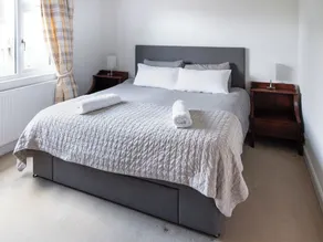 3 bedroom accommodation in Glenelg - Image 3