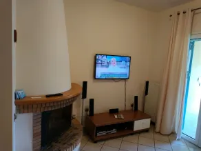 Luxury villa with garden ,barbecue and parking with automatic gate for 4-5 cars - Image 2