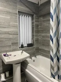 Clean cosy 3 Bedroom house, Free parking & WIFI - Image 4
