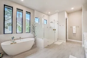 Exquisite Dog-Friendly Home with Balcony, Enclosed Yard, Central AC, & W/D - Image 4