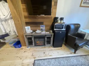 Country Suite - Private HotTub, KingBd, Downtown - Image 4