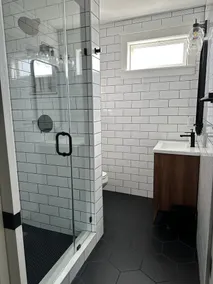 Bright and clean home within a quick walk to Hyde Park Square - Image 4
