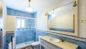Landligt hus med rustik charme blandt olivenlunde - Image 2