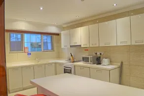 2 bedroom apartment in a leafy suburb - Image 3