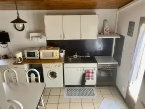 Studio apartment with a terrace in a quiet neighborhood. - Image 4