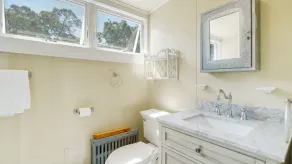 Lovely Shelter Island cottage with panoramic bay views, secluded, screened... - Image 4