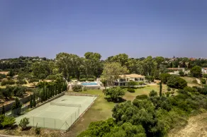 Special villa with beautiful views, pool and tennis court - Image 2