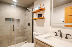 Der Steiermark Unit 108 - Cozy King Studio Off Main St & Peak 9 Base w AC, Balcony, Shared Hot Tub & Free Parking - No Fireplace - Image 3
