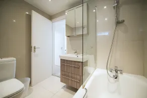 Unique location quiet CLEAN light and spacious ground floor apartment & parking - Image 4