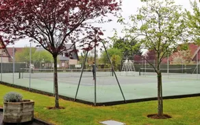 Vacker lägenhet med privat trädgård, i en stängd park med pool och tennis - Image 2