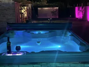 Close to beaches with hot tub and large garden - Image 2