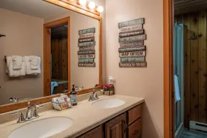 Rustic, cozy log home vacation retreat near Sister Bay. - Image 3