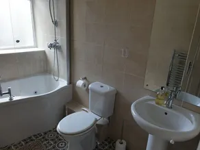 An elegant and spacious home from home at Lindley - Image 2