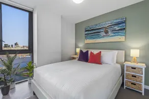Docklands Waterfront Elegance with Cityscape Views - Image 4
