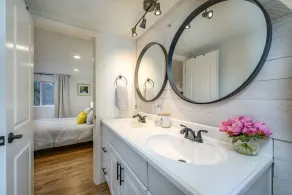 Clean and Bright Home with River Access, Kayaks and Bikes. Close to Mt Bachelor. - Image 5