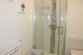 Spacious 2-Bed 2-Bath Apartment with Free Parking - Central Poole - Image 3