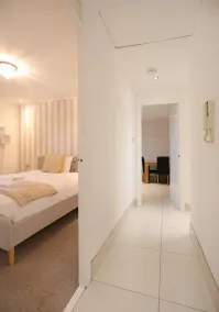 Modern two-bedroom apartment with excellent transport links to the city centre and beyond. Sleeps 4. - Image 5