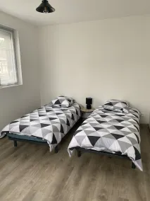 Pleasant town house with free parking - Image 4