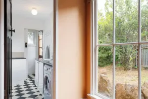 Elegant Goldfields Retreat - Spa Bath & Privacy - Image 2