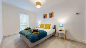 Luxury 2 Bed Apartment with Parking 18 mins from London - Image 2