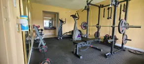 Paramount Lakeside Inn & Suites - Image 2