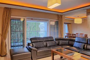 2 bedroom apartment in a leafy suburb - Image 4