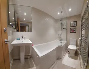 Former showhome with indoor pool & gym - Image 5