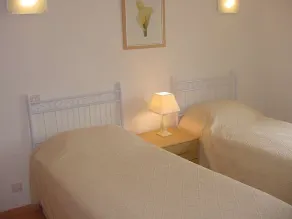 Luxury 2 Bed Apart with large south facing balcony, WiFi, AC & 4 Pool passes - Image 4