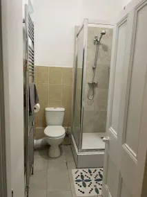 Apartment close to Pavilion gardens - Image 2