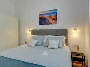 Spacious home with private terrace and garden - Image 5