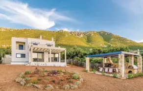 Seafront Holiday Villa - Image 5