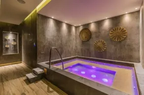 Luxury Oceanfront Studio with Pool & Gym - Image 2